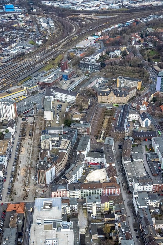 Aerial view, Bert-Brecht-Haus, Paul-Reusch-Straße, Friedensplatz, police station, house facade renovation, main station, city centre, Oberhausen, Ruhr area, North Rhine-Westphalia, Germany, eye of the law, railway tracks, railway station, construction work, construction measure, construction site, DE, Deutsche Bahn AG, Europe, central station, aerial view, aerial photography, aerial photography, law enforcement officer, police, police station, police station, renovation, refurbishment, sculpture water bird, state power, state power, overview, bird's-eye view, birds-eyes view, overview