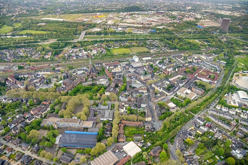 Aerial view, aerial view Osterfeld with Centro Oberhausen and gasometer, Osterfeld, Oberhausen, Ruhr area, North Rhine-Westphalia, Germany, place of worship, education, educational institution, DE, Europe, comprehensive school, comprehensive school Osterfeld, health care, religious community, place of worship, holy place, hospital, heliport, church, parish, clinic, clinic centre, denomination, hospital, teaching institute, aerial view, aerial photography, aerial photography, medical facility, medical aid, religion, religious site, school, St. Marien Hospital, St. Pankratius Church, overview, bird's-eye view, birds-eyes view, overview, medical care