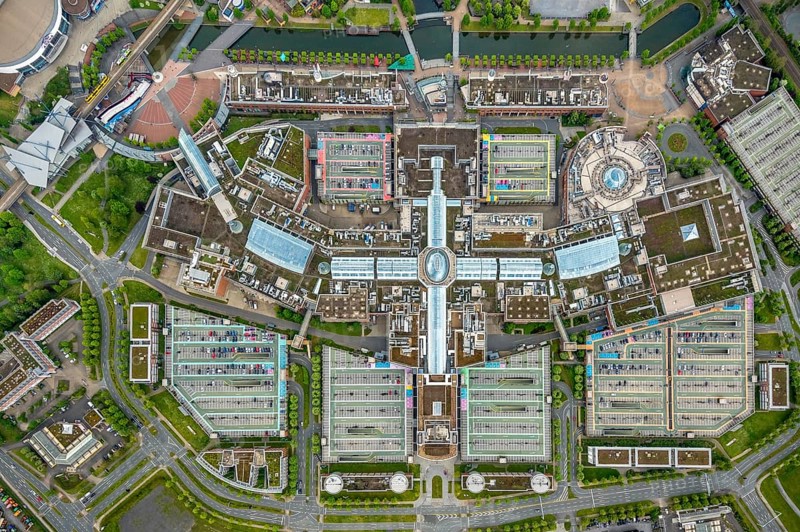 Aerial view, Centro Oberhausen, vertical shot, corona-related empty parking spaces, gasometer, Borbeck, Oberhausen, Ruhr area, North Rhine-Westphalia, Germany, DE, shopping centre, shopping mall, Europe, shapes and colours, leisure activities, leisure centre, aerial view, aerial photography, aerial photography, Neue Mitte, shopping centre, overview, bird's-eye view, overview