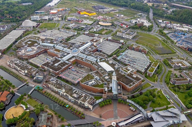 Aerial view, Centro Oberhausen, shopping centre and leisure centre, Borbeck, Oberhausen, Ruhr area, North Rhine-Westphalia, Germany, DE, shopping centre, shopping mall, Europe, leisure activities, leisure centre, aerial view, aerial photography, aerial photography, Neue Mitte, shopping centre, overview, bird's-eye view, overview