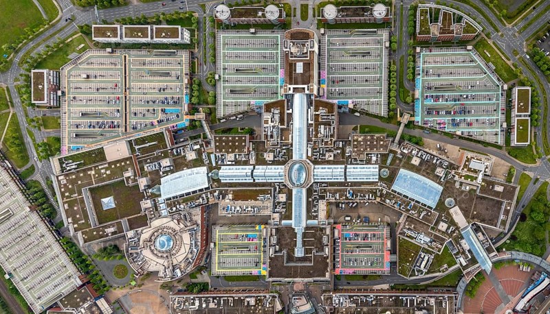 Aerial view, Centro Oberhausen, vertical shot, corona-related empty parking spaces, gasometer, Borbeck, Oberhausen, Ruhr area, North Rhine-Westphalia, Germany, DE, shopping centre, shopping mall, Europe, shapes and colours, leisure activities, leisure centre, aerial view, aerial photography, aerial photography, Neue Mitte, shopping centre, overview, bird's-eye view, overview