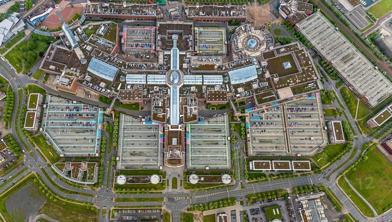 Aerial view, Centro Oberhausen, vertical shot, corona-related empty parking spaces, gasometer, Borbeck, Oberhausen, Ruhr area, North Rhine-Westphalia, Germany, DE, shopping centre, shopping mall, Europe, shapes and colours, leisure activities, leisure centre, aerial view, aerial photography, aerial photography, Neue Mitte, shopping centre, overview, bird's-eye view, overview