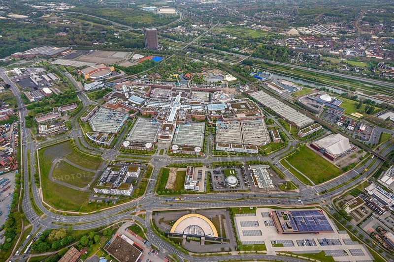 Aerial view, Centro Oberhausen, vertical shot, corona-related empty parking spaces, gasometer, Borbeck, Oberhausen, Ruhr area, North Rhine-Westphalia, Germany, DE, shopping centre, shopping mall, Europe, leisure activities, leisure centre, aerial view, aerial photography, aerial photography, Neue Mitte, shopping centre, overview, bird's-eye view, overview