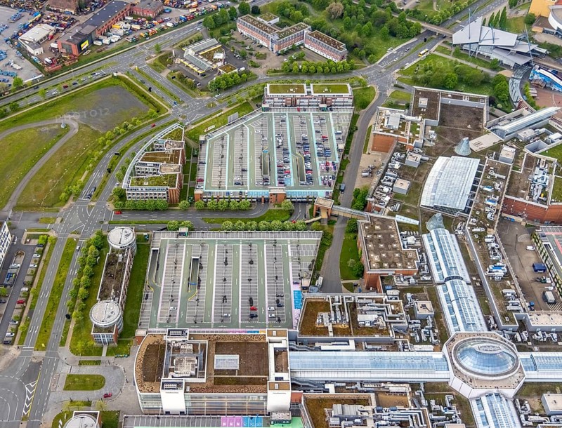 Aerial view, Centro Oberhausen, vertical shot, corona-related empty parking spaces, gasometer, Borbeck, Oberhausen, Ruhr area, North Rhine-Westphalia, Germany, DE, shopping centre, shopping mall, Europe, leisure centre, aerial view, aerial photography, aerial photography, Neue Mitte, shopping centre, overview, bird's-eye view, overview