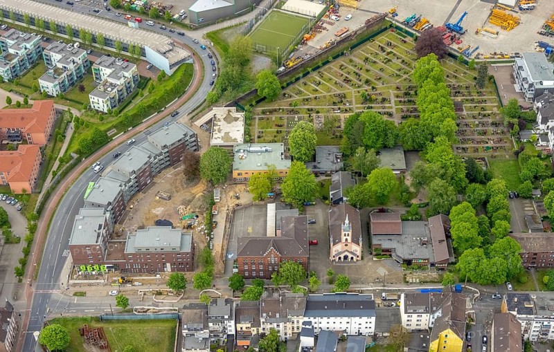 Aerial view, construction site and new building day care centre and flats, psychosocial health centre, Steinbrinkschule, Friedenskirche, Steinbrinkstraße corner Eugen-Zur-Nieden-Ring, Sterkrade Mitte, Oberhausen, Ruhr area, North Rhine-Westphalia, Germany, place of worship, construction work, construction area, building site, building plots, construction project, construction site, burial site, education, educational institution, DE, Europe, cemetery, memorial, religious community, place of worship, house of God, graves, burial ground, holy place, church, parish, denomination, educational institute, aerial photograph, aerial photography, aerial photography, new building, religion, religious site, resting place, school, overview, bird's-eye view, birds-eyes view, overview