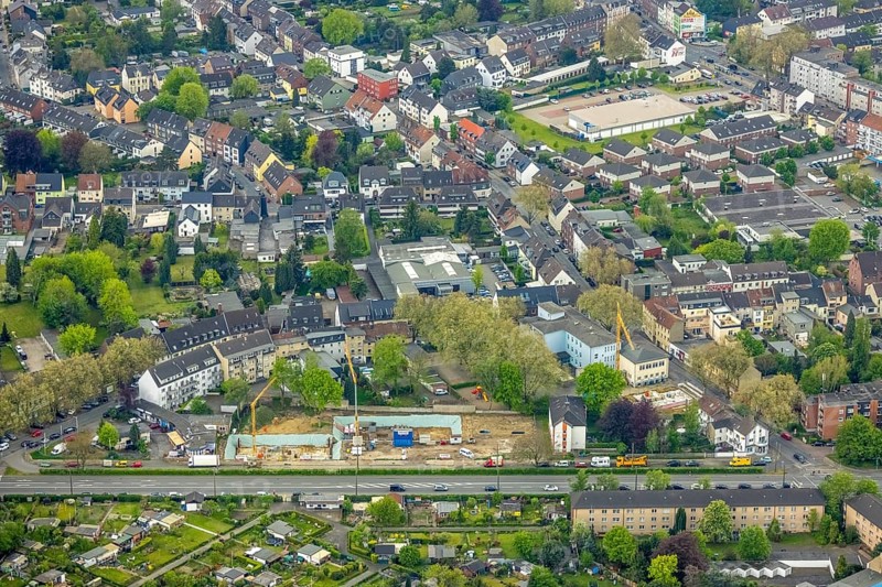 Aerial view, construction site and new building at Danziger Straße 85, Schlad, Oberhausen, Ruhr area, North Rhine-Westphalia, Germany, construction work, construction area, construction site, building plots, construction crane, construction project, construction site, DE, Europe, aerial view, aerial photography, aerial photography, new building, Roland Grundschule, overview, bird's-eye view, overview