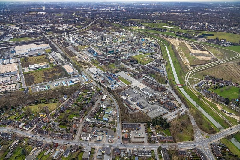 Aerial view, OQ Chemicals Werk Ruhrchemie, formerly OXEA, chemical plant, Holten, Oberhausen, Ruhr area, North Rhine-Westphalia, Germany, DE, Europe, distant view, commercial enterprises, commercial area, commercial park, commercial site, commercial use, industrial area, industrial building, industrial site, aerial photograph, aerial photography, aerial photography, Otto-Roelen-Straße, Polimeri Europa chemical plant, overview, Versalis, bird's-eye view, birds-eyes view, formerly Oxea, overview