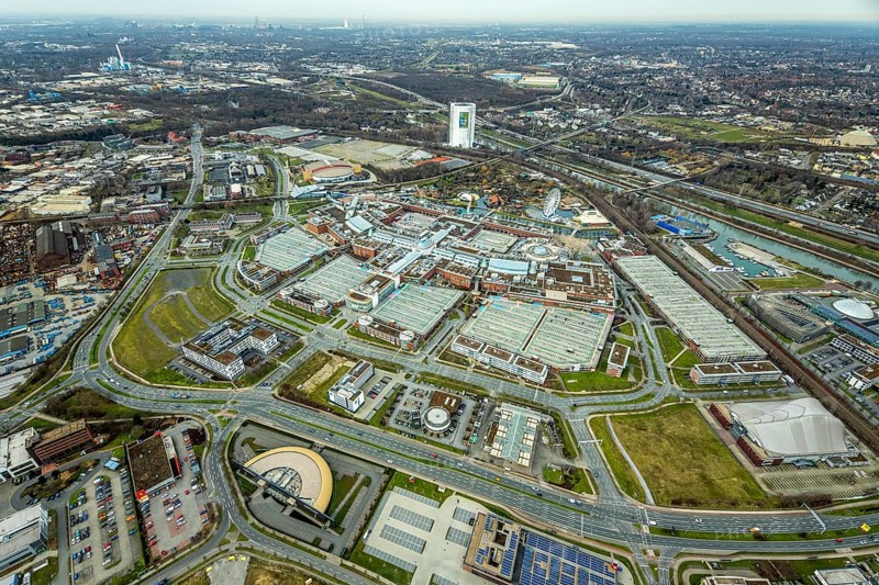 Aerial view, CentrO Oberhausen shopping centre, renovation work on the covered gasometer, Borbeck, Oberhausen, Ruhr area, North Rhine-Westphalia, Germany, DE, shopping, shopping centre, shopping markets, shopping square, shopping centre, Europe, aerial view, aerial photography, aerial photography, renovation work, Ferris wheel, shopping, shopping, shopping centre, overview, bird's-eye view, bird's-eye view, overview