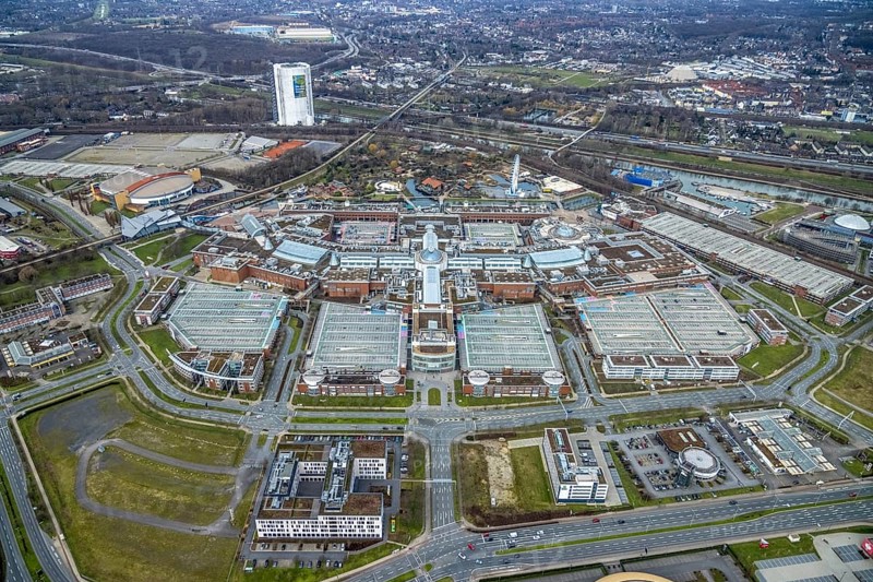 Aerial view, CentrO Oberhausen shopping centre, renovation work on the covered gasometer, Borbeck, Oberhausen, Ruhr area, North Rhine-Westphalia, Germany, DE, shopping, shopping centre, shopping markets, shopping square, shopping centre, Europe, aerial view, aerial photography, aerial photography, renovation work, Ferris wheel, shopping, shopping, shopping centre, overview, bird's-eye view, bird's-eye view, overview
