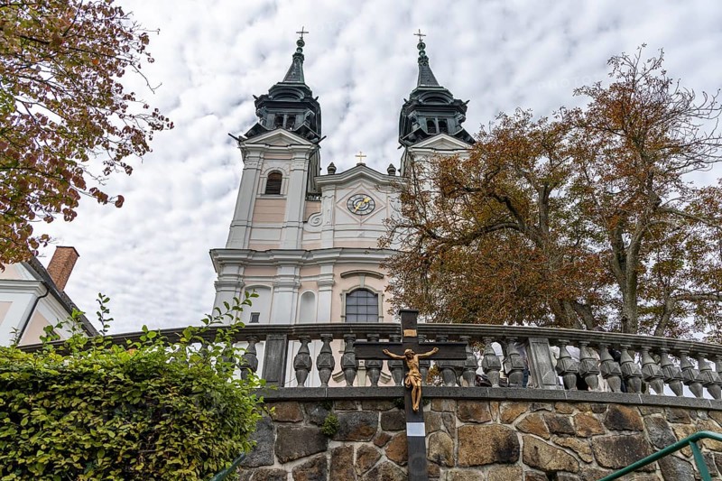 View of a baroque church with autumnal trees in the foreground, Pöstlingsbergkirche pilgrimage basilica Sieben Schmerzen Maria Linz Upper Austria Austria