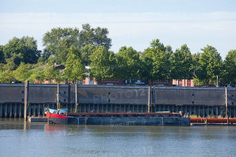 Shore with barge in Müggenburg customs harbour, Veddel, Hamburg, Germany