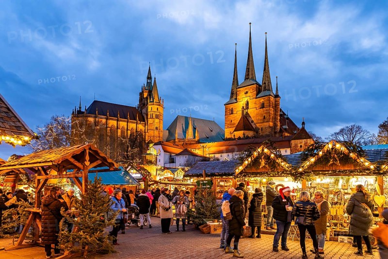Christmas market in front of Erfurt Cathedral and the Severi Church on Cathedral Square in the historic city centre of Erfurt at dusk, Thuringia, Germany