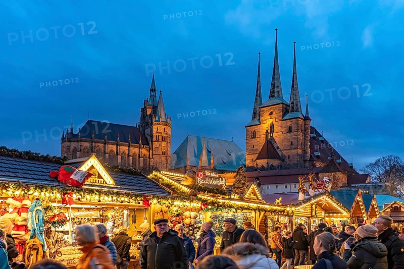 Christmas market in front of Erfurt Cathedral and the Severi Church on Cathedral Square in the historic city centre of Erfurt at dusk, Thuringia, Germany