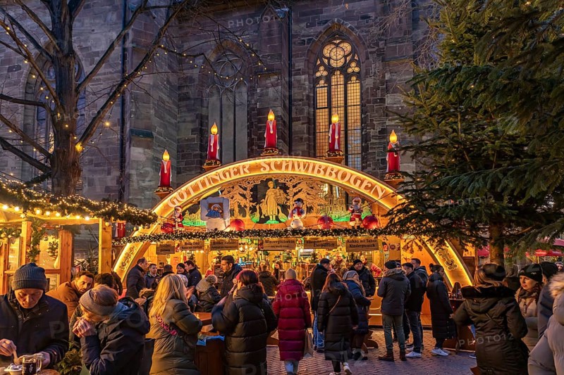 Candle arch at the Göttingen Christmas market at dusk, Göttingen, Lower Saxony, Germany