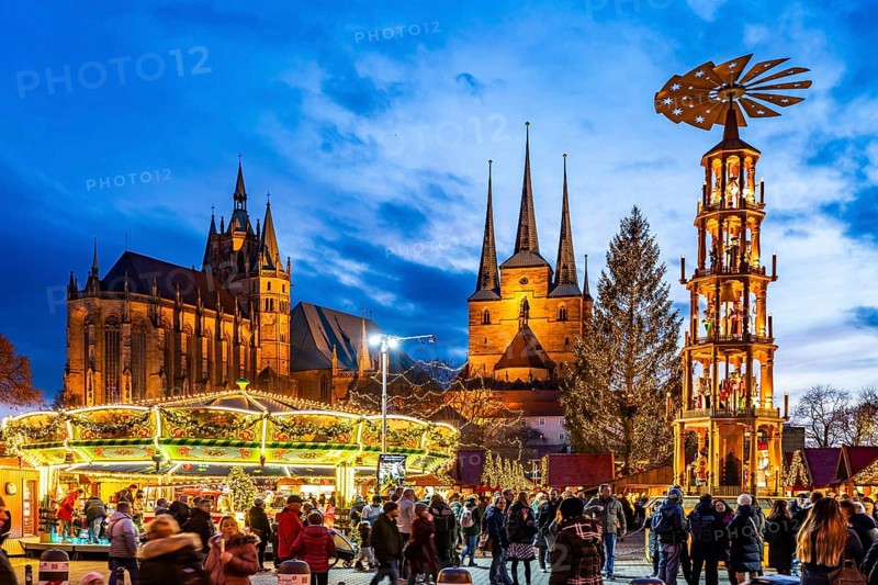 Christmas market with Christmas pyramid in front of Erfurt Cathedral and the Church of St Severus on Cathedral Square in the old town centre of Erfurt at dusk, Thuringia, Germany