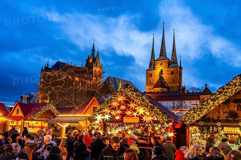 Christmas market in front of Erfurt Cathedral and the Severi Church on Cathedral Square in the historic city centre of Erfurt at dusk, Thuringia, Germany