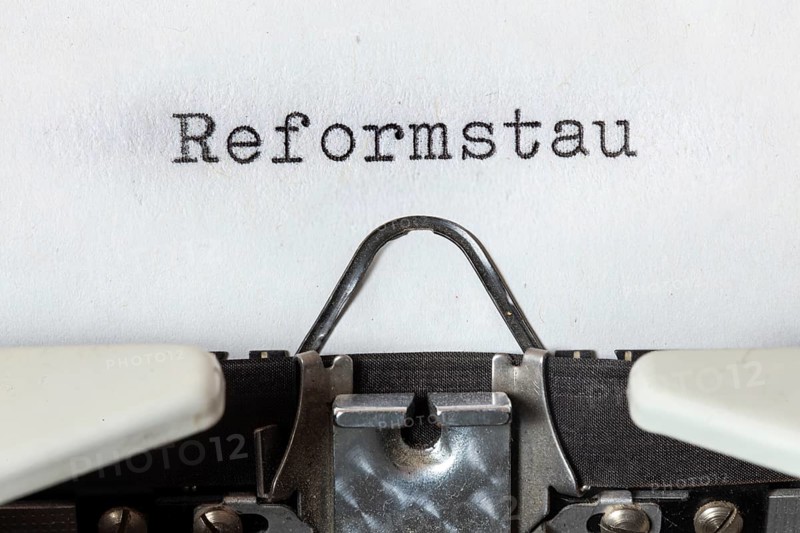 The word REFORMSTAU, written on a typewriter
