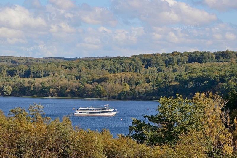 View of the Möhnesee with the passenger ship MS Möhnesee, autumn atmosphere, blue cloudy sky, Möhnetalsperre, North Rhine-Westphalia, Germany