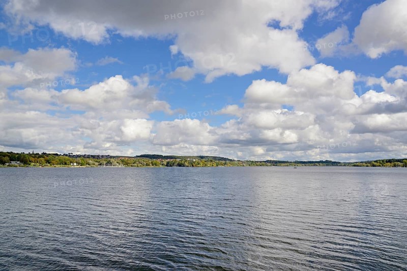 View over the Möhnesee, blue cloudy sky, Möhnetalsperre, North Rhine-Westphalia, Germany