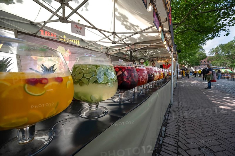 Large glasses filled with punch, market stall at the city festival, Nuremberg, Middle Franconia, Bavaria, Germany