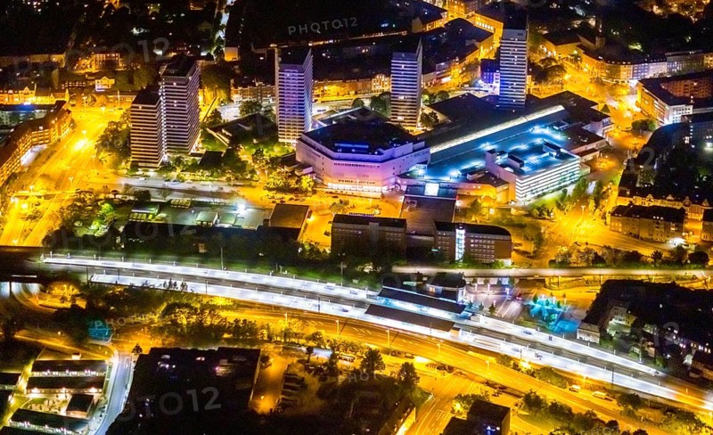 Aerial photo, Mülheim an der Ruhr main station, Technical Town Hall and Forum City Mülheim shopping centre Hans-Böckler-Platz, Altstadt II, Mülheim an der Ruhr, Ruhr area, North Rhine-Westphalia, Germany, railway station, authority, DE, Deutsche Bahn AG, twilight photography, shopping centre, shopping square, shopping centre, Europe, central station, main station, skyscrapers, light pollution, aerial view, aerial photography, aerial photography, night, night shot, night flight, fast cycle route, town hall, shopping, shopping centre, overview, bird's-eye view, illuminated streets, birds-eyes view, nightflight, overview