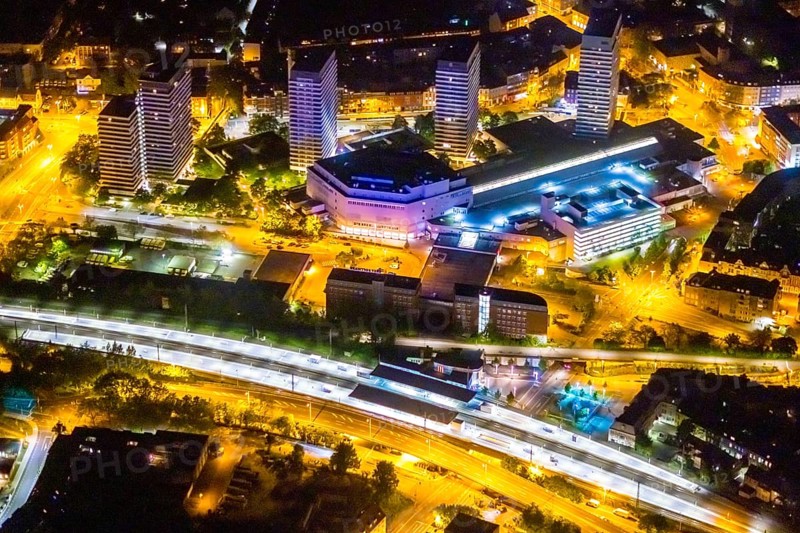 Aerial photo, Mülheim an der Ruhr main station, Technical Town Hall and Forum City Mülheim shopping centre Hans-Böckler-Platz, Altstadt II, Mülheim an der Ruhr, Ruhr area, North Rhine-Westphalia, Germany, railway station, authority, DE, Deutsche Bahn AG, twilight photography, shopping centre, shopping square, shopping centre, Europe, central station, main station, skyscrapers, light pollution, aerial view, aerial photography, aerial photography, night, night shot, night flight, fast cycle route, town hall, shopping, shopping centre, overview, bird's-eye view, illuminated streets, birds-eyes view, nightflight, overview
