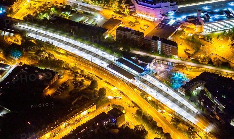 Aerial photo, Mülheim an der Ruhr main station, Technical Town Hall and Forum City Mülheim shopping centre Hans-Böckler-Platz, Altstadt II, Mülheim an der Ruhr, Ruhr area, North Rhine-Westphalia, Germany, railway station, authority, DE, Deutsche Bahn AG, twilight photography, shopping centre, shopping square, shopping centre, Europe, central station, main station, skyscrapers, light pollution, aerial view, aerial photography, aerial photography, night, night shot, night flight, fast cycle route, town hall, shopping, shopping centre, overview, bird's-eye view, illuminated streets, birds-eyes view, nightflight, overview