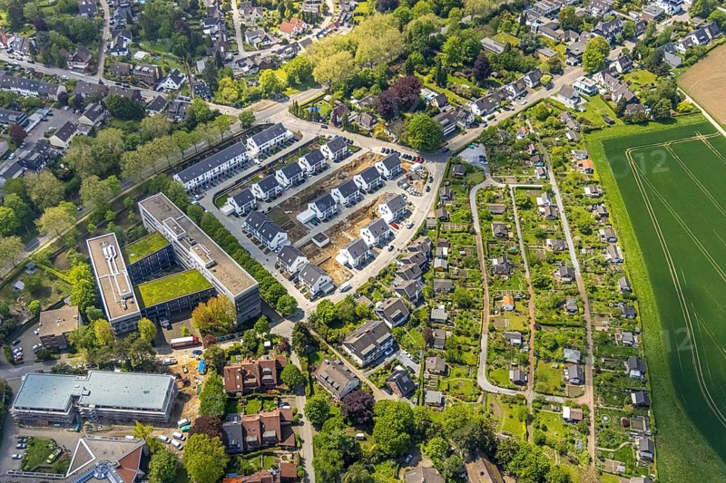 Aerial view, airport housing estate, building site and new building housing estate Theo-Wüllenkemper-Straße, office property Parsevalstraße, allotment garden site Parsevalstraße, Holthausen - Südost, Mülheim an der Ruhr, Ruhr area, North Rhine-Westphalia, Germany, DE, Europe, community garden, property tax, real estate, KGV, allotment garden, allotment garden site, allotment garden association, aerial view, aerial photography, aerial photography, terraced houses, allotment garden, overview, bird's eye view, housing estate, housing and living, residential area, residential buildings, housing quality, residential neighbourhood, housing estate, birds-eyes view, overview