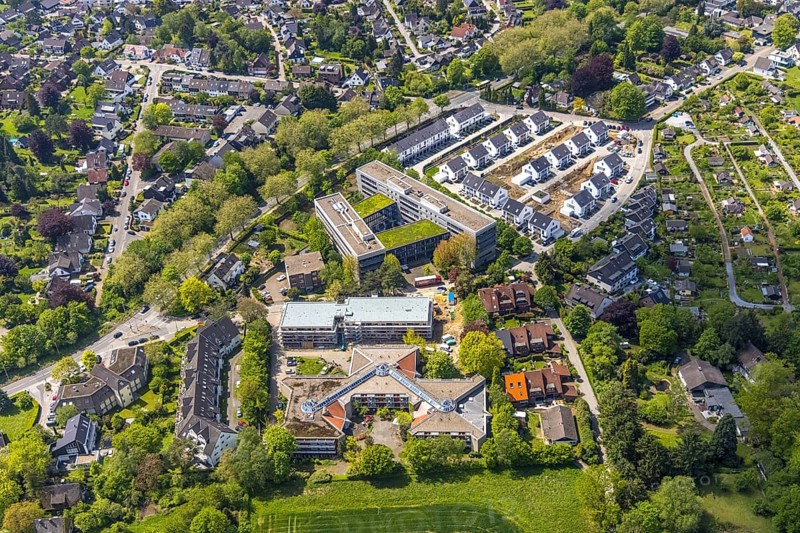 Aerial view, airport housing estate, construction site and new housing estate Theo-Wüllenkemper-Straße, office property Parsevalstraße, Evangelisches Wohnstift Raadt, Holthausen - Südost, Mülheim an der Ruhr, Ruhr area, North Rhine-Westphalia, Germany, retirement home, old people's home, care and nursing, DE, Europe, property tax, real estate, aerial view, aerial photography, aerial photography, care facility, terraced houses, retirement home, retirement residence, retirement home, retirement centre, overview, bird's-eye view, residential complex, housing and living, residential area, residential buildings, residential quality, residential quarter, housing estate, birds-eyes view, overview