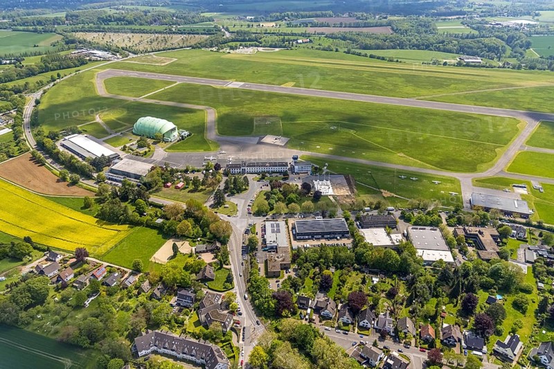 Aerial photo, Essen/Mülheim Airport, FFL Technical College for Aircraft Pilots, Corona Drive-In Test Centre at the airship hangar, Holthausen - Southeast, Mülheim an der Ruhr, Ruhr area, North Rhine-Westphalia, Germany, Corona crisis, Corona measures, Corona virus, Covid-19, DE, DRK test centre, Europe, flight mission, airport, aircraft noise, airfield, runway, aerial photograph, aerial photography, aerial photography, runway, overview, commercial airfield, virus, bird's eye view, birds-eyes view, overview