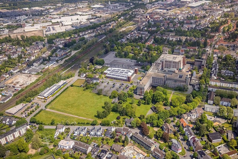 Aerial view, Tengelmann site, Mülheim vaccination centre, event hall The Terracotta Army and Body Worlds, Speldorf, Mülheim an der Ruhr, Ruhr area, North Rhine-Westphalia, Germany, DE, Europe, commercial enterprises, commercial area, commercial site, commercial use, industrial area, industrial site, aerial view, aerial photography, aerial photography, photovoltaic, photovoltaic system, solar, solar system, solar energy, solar energy, overview, bird's eye view, Wissollstraße, birds-eyes view, overview