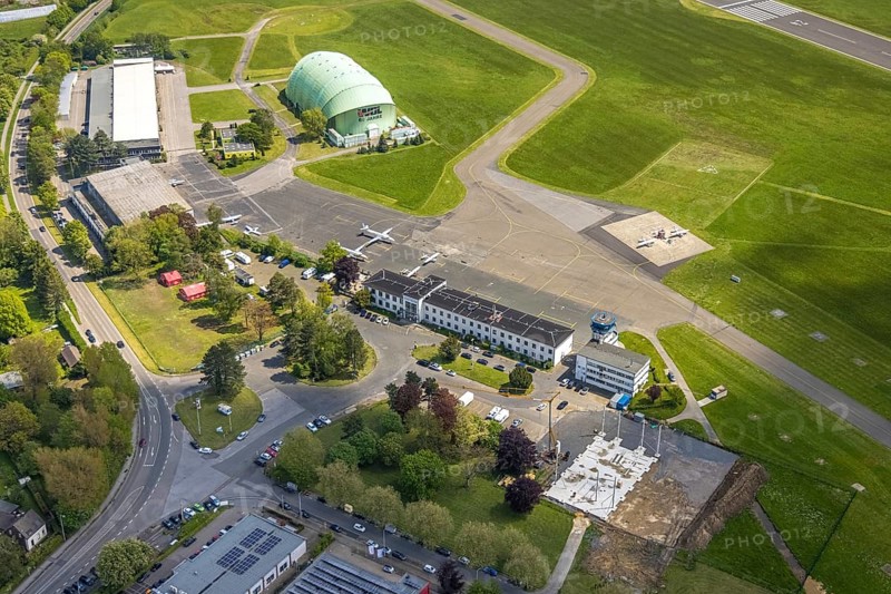 Aerial photo, Essen/Mülheim Airport, FFL Technical College for Aircraft Pilots, Corona Drive-In Test Centre at the airship hangar, Holthausen - Southeast, Mülheim an der Ruhr, Ruhr area, North Rhine-Westphalia, Germany, Corona crisis, Corona measures, Corona virus, Covid-19, DE, DRK test centre, Europe, flight mission, airport, aircraft noise, airfield, runway, aerial photograph, aerial photography, aerial photography, runway, overview, commercial airfield, virus, bird's-eye view, birds-eyes view, overview