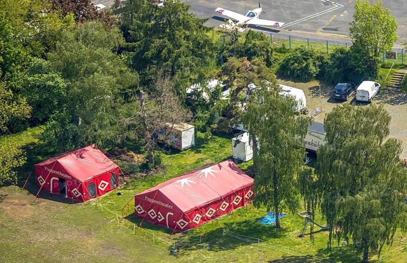 Aerial photo, airport Essen/Mülheim, puppet theatre tents, Holthausen - south-east, Mülheim an der Ruhr, Ruhr area, North Rhine-Westphalia, Germany, DE, Europe, flight emission, airport, aircraft noise, airfield, runway, aerial photograph, aerial photography, aerial photography, runway, overview, commercial airfield, bird's-eye view, overview