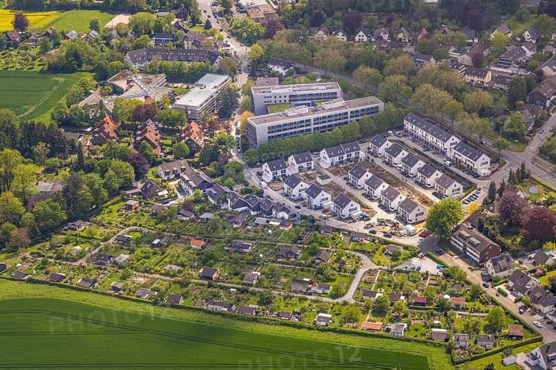 Aerial view, airport housing estate, building site and new building housing estate Theo-Wüllenkemper-Straße, office property Parsevalstraße, allotment garden site Parsevalstraße, Holthausen - Südost, Mülheim an der Ruhr, Ruhr area, North Rhine-Westphalia, Germany, DE, Europe, community garden, property tax, real estate, KGV, allotment garden, allotment garden site, allotment garden association, aerial view, aerial photography, aerial photography, terraced houses, allotment garden, overview, bird's eye view, housing estate, housing and living, residential area, residential buildings, housing quality, residential neighbourhood, housing estate, birds-eyes view, overview