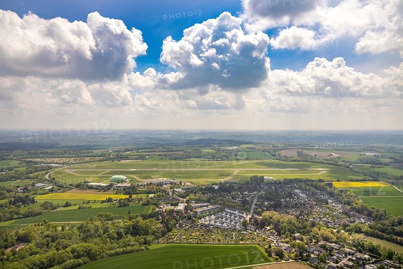Aerial photo, Airport Essen/Mülheim, Holthausen - Südost, Mülheim an der Ruhr, Ruhr area, North Rhine-Westphalia, Germany, DE, Europe, aerial view, flight emission, airport, aircraft noise, airfield, runway, aerial photograph, aerial photography, aerial photography, runway, overview, commercial airport, bird's eye view, birds-eyes view, overview