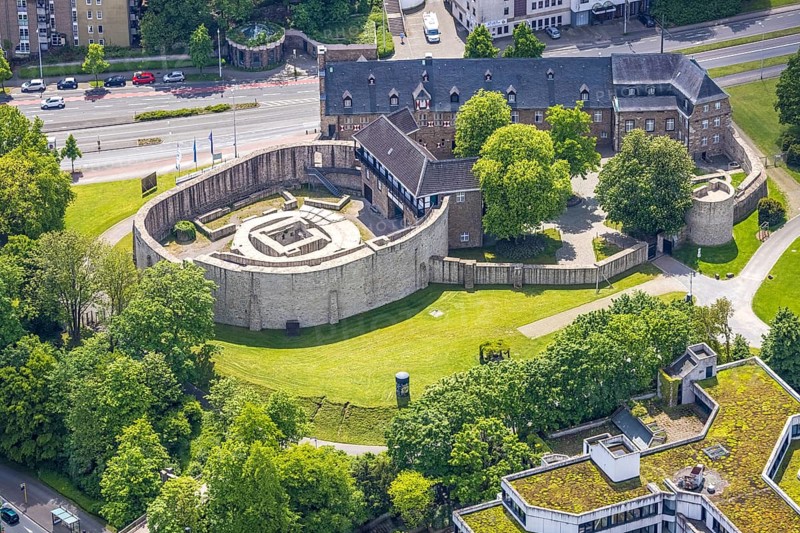 Aerial view, Broich Castle, Broich - East, Mülheim an der Ruhr, Ruhr area, North Rhine-Westphalia, Germany, castle, castle complex, DE, Europe, green trees, autumn colours, aerial view, aerial photography, aerial photography, MüGa - Mülheims Garten an der Ruhr, park, castle, castle complex, castle park, overview, bird's-eye view, bird's-eye view, overview