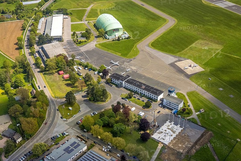 Aerial photo, Essen/Mülheim Airport, FFL Technical College for Aircraft Pilots, Corona Drive-In Test Centre at the airship hangar, Holthausen - Southeast, Mülheim an der Ruhr, Ruhr area, North Rhine-Westphalia, Germany, Corona crisis, Corona measures, Corona virus, Covid-19, DE, DRK test centre, Europe, flight mission, airport, aircraft noise, airfield, runway, aerial photograph, aerial photography, aerial photography, runway, overview, commercial airfield, virus, bird's-eye view, birds-eyes view, overview