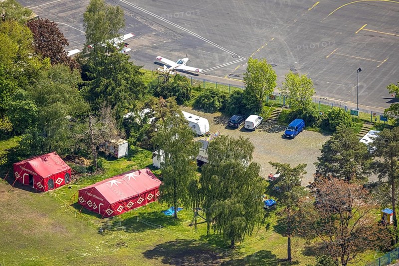 Aerial photo, airport Essen/Mülheim, puppet theatre tents, Holthausen - south-east, Mülheim an der Ruhr, Ruhr area, North Rhine-Westphalia, Germany, DE, Europe, flight emission, airport, aircraft noise, airfield, runway, aerial photograph, aerial photography, aerial photography, runway, overview, commercial airfield, bird's-eye view, overview