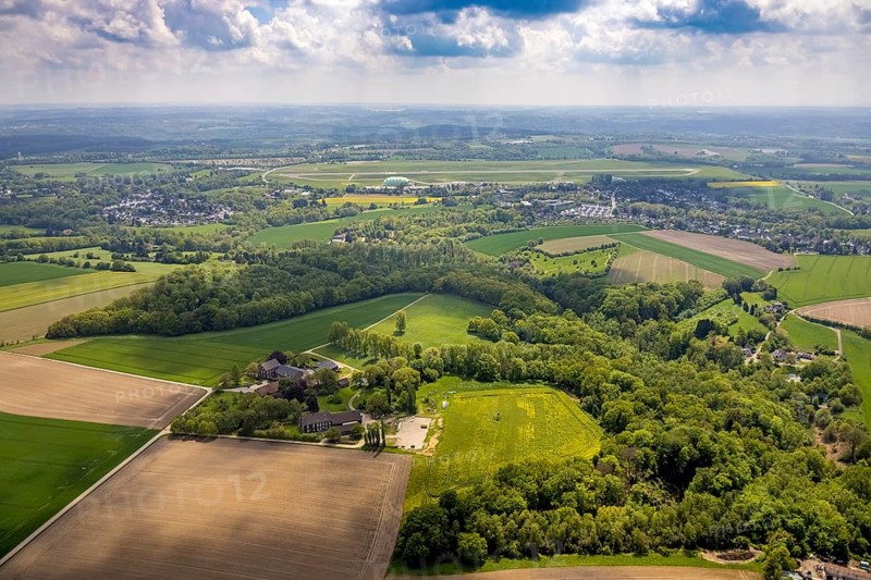 Aerial photo, Airport Essen/Mülheim, Holthausen - Südost, Mülheim an der Ruhr, Ruhr area, North Rhine-Westphalia, Germany, DE, Europe, aerial view, flight emission, airport, aircraft noise, airfield, runway, aerial photograph, aerial photography, aerial photography, runway, overview, commercial airport, bird's eye view, birds-eyes view, overview