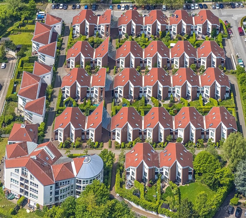 Aerial view, housing estate Westkapeller Ring, Mats Kamp, Saarn, Mülheim an der Ruhr, Ruhr area, North Rhine-Westphalia, Germany, DE, semi-detached houses, Europe, shapes and colours, property tax, real estate, aerial view, aerial photography, aerial photography, new development area, terraced houses, overview, bird's eye view, housing estate, housing and living, residential area, residential houses, quality of living, residential quarter, housing estate, birds-eyes view, overview, red roofs