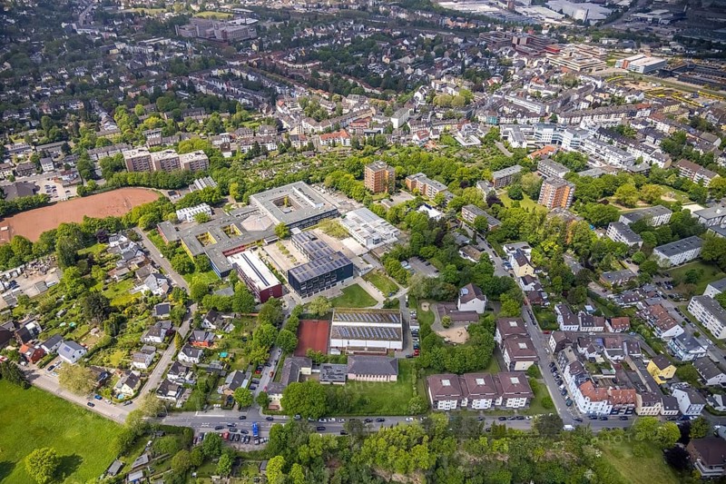 Aerial view, Städt. Gymnasium and Städt. Realschule Broich, Broich - Ost, Mülheim an der Ruhr, Ruhr area, North Rhine-Westphalia, Germany, education, educational institution, DE, Europe, grammar school, high-rise buildings, educational institute, aerial view, aerial photography, aerial photography, secondary school, school, overview, bird's-eye view, overview
