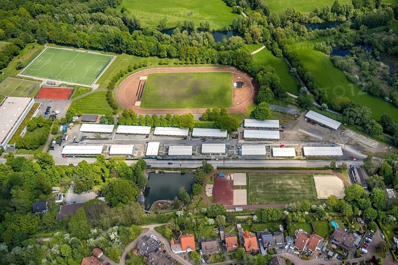 Aerial photo, refugee village Saarn Mintarder Straße and sports field, Saarn, Mülheim an der Ruhr, Ruhr area, North Rhine-Westphalia, Germany, asylum, DE, Europe, refugees, refugee homes, refugee accommodation, aerial photograph, aerial photography, aerial photography, overview, bird's-eye view, bird's-eye view, overview