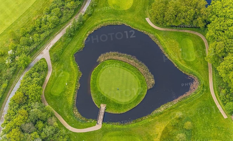 Aerial view, golf course golf club Mülheim an der Ruhr, golf course in the pond, Saarn - Süd, Mülheim an der Ruhr, Ruhr area, North Rhine-Westphalia, Germany, DE, Europe, shapes and colours, golf, golf course, golf club, golf course, golf meadow, aerial view, aerial photography, aerial photography, sports, overview, bird's-eye view, overview, bunker, pond, green, golfer, golfer