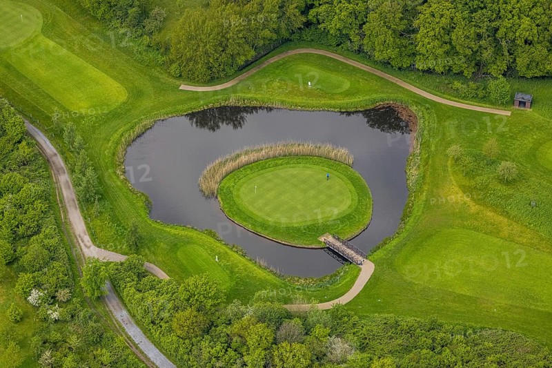 Aerial view, golf course golf club Mülheim an der Ruhr, golf course in the pond, Saarn - Süd, Mülheim an der Ruhr, Ruhr area, North Rhine-Westphalia, Germany, DE, Europe, shapes and colours, golf, golf course, golf club, golf course, golf meadow, aerial view, aerial photography, aerial photography, sports, overview, bird's-eye view, overview, bunker, pond, green, golfer, golfer