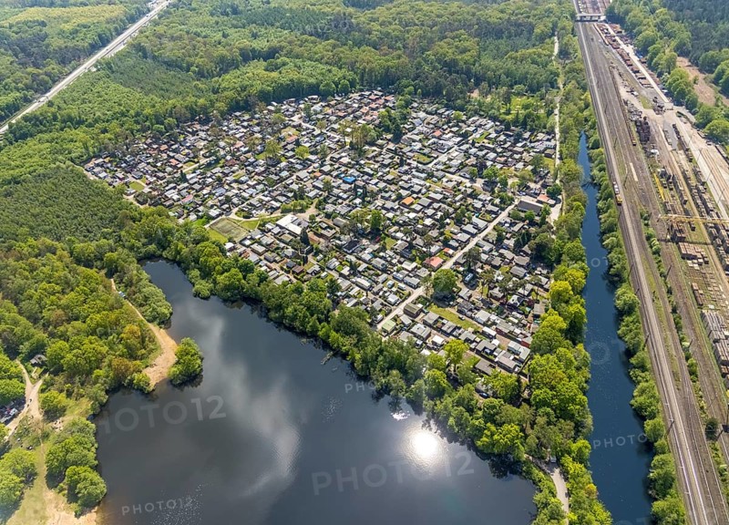 Aerial photo, leisure domicile Entenfangsee, permanent campers, Am Entenfang, Saarn - Süd, Mülheim an der Ruhr, Ruhr area, North Rhine-Westphalia, Germany, camping, camping facility, camping houses, camping mobile, camping site, DE, Entenfang settlement, Europe, leisure, hobby, aerial photography, aerial photography, aerial photography, lake, overview, bird's-eye view, forest area, motorhome, caravan, birds-eyes view, overview