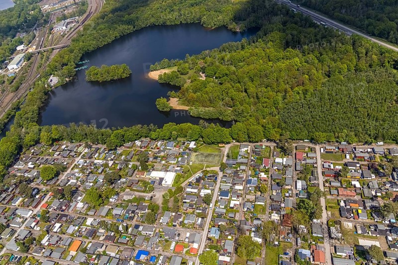 Aerial photo, leisure domicile Entenfangsee, permanent campers, Am Entenfang, Saarn - Süd, Mülheim an der Ruhr, Ruhr area, North Rhine-Westphalia, Germany, camping, camping facility, camping houses, camping mobile, camping site, DE, Entenfang settlement, Europe, leisure, hobby, aerial photography, aerial photography, aerial photography, lake, overview, bird's-eye view, forest area, motorhome, caravan, birds-eyes view, overview
