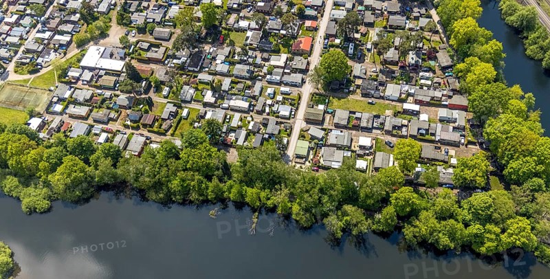 Aerial photo, leisure domicile Entenfangsee, permanent campers, Am Entenfang, Saarn - Süd, Mülheim an der Ruhr, Ruhr area, North Rhine-Westphalia, Germany, camping, camping facility, camping houses, camping mobile, camping site, DE, Entenfang settlement, Europe, leisure, hobby, aerial photography, aerial photography, aerial photography, lake, overview, bird's eye view, motorhome, caravan, birds-eyes view, overview