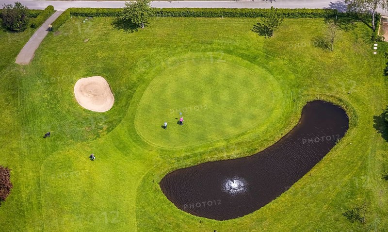 Aerial view, golf course golf club Mülheim an der Ruhr, Saarn - Süd, Mülheim an der Ruhr, Ruhr area, North Rhine-Westphalia, Germany, DE, Europe, shapes and colours, golf, golf course, golf club, golf course, golf meadow, aerial view, aerial photography, aerial photography, sports, overview, bird's-eye view, overview, bunker, pond, green, golf player, golfer