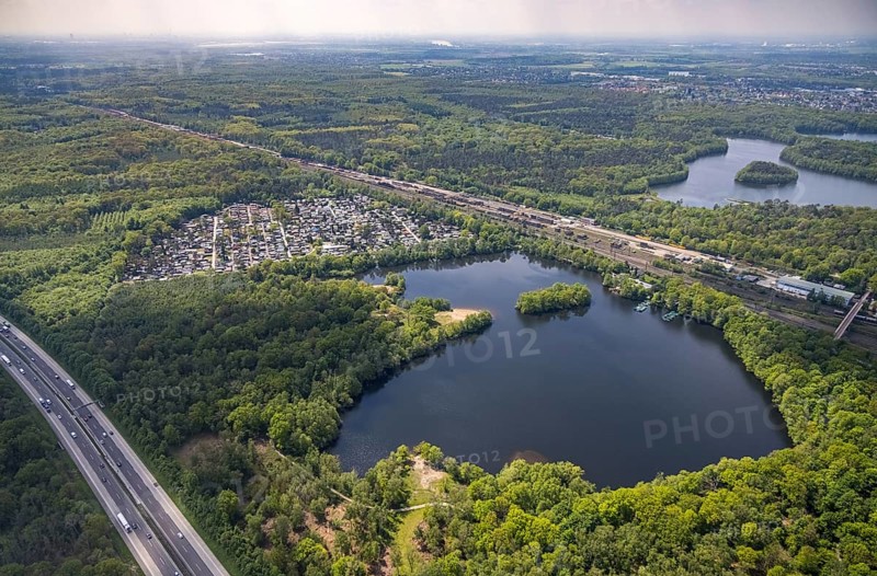 Aerial photo, leisure domicile Entenfangsee, permanent campers, Am Entenfang, Saarn - Süd, Mülheim an der Ruhr, Ruhr area, North Rhine-Westphalia, Germany, camping, camping facility, camping houses, camping mobile, camping site, DE, Entenfang settlement, Europe, leisure, hobby, aerial photography, aerial photography, aerial photography, lake, overview, bird's-eye view, forest area, motorhome, caravan, birds-eyes view, overview