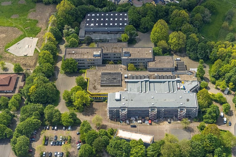 Aerial view, construction site and renovation of Berufskolleg Lehnerstraße, sports hall, comprehensive school Saarn, Saarn, Mülheim an der Ruhr, Ruhr area, North Rhine-Westphalia, Germany, construction work, construction area, construction site, construction project, construction site, vocational school, education, educational institution, DE, Europe, educational institute, aerial view, aerial photography, aerial photography, canteen building, renovation, refurbishment, school, sports hall, overview, bird's eye view, birds-eyes view, overview